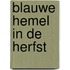 Blauwe hemel in de herfst