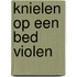 Knielen op een bed violen